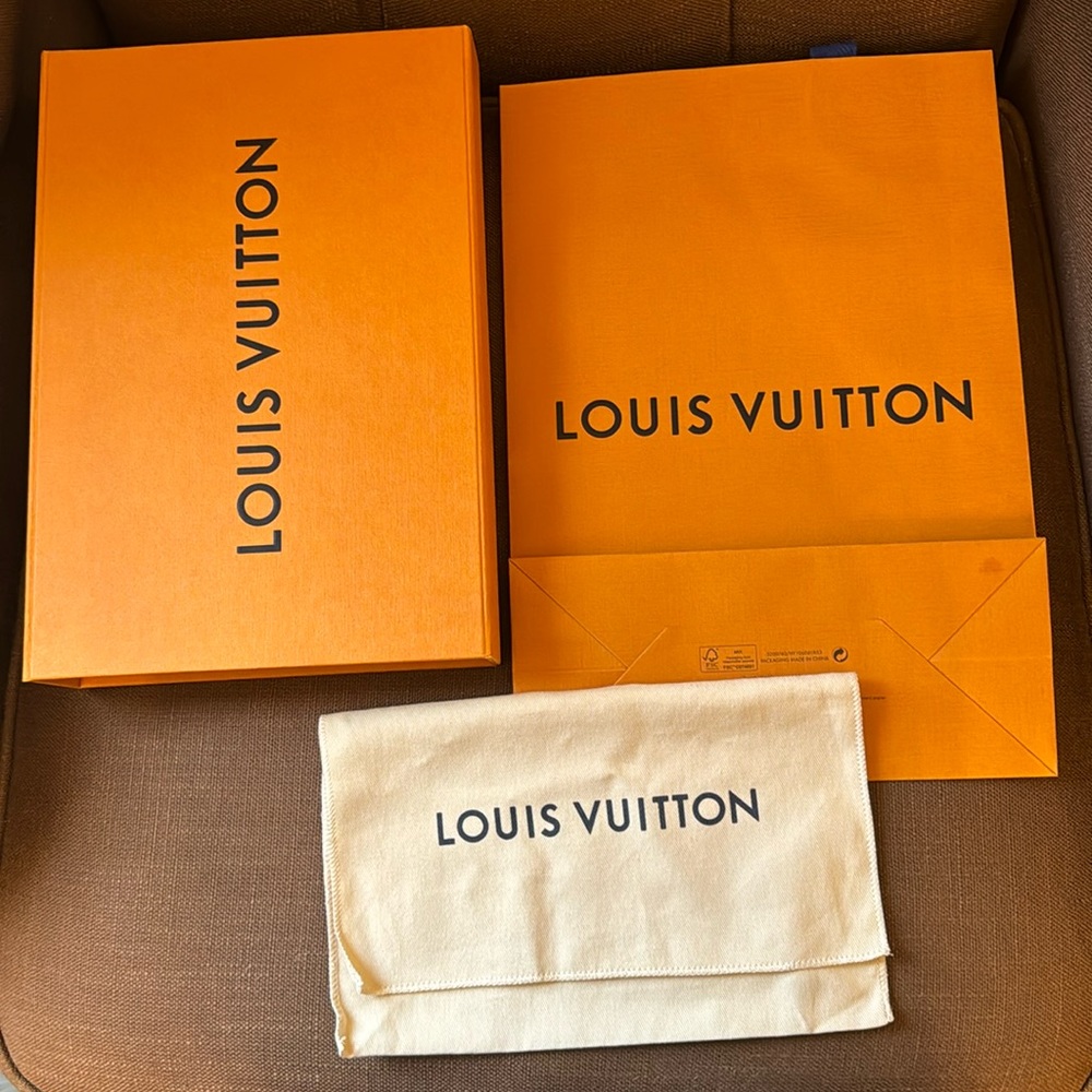 Louis Vuitton Magnetic box with paper bag and dust bag